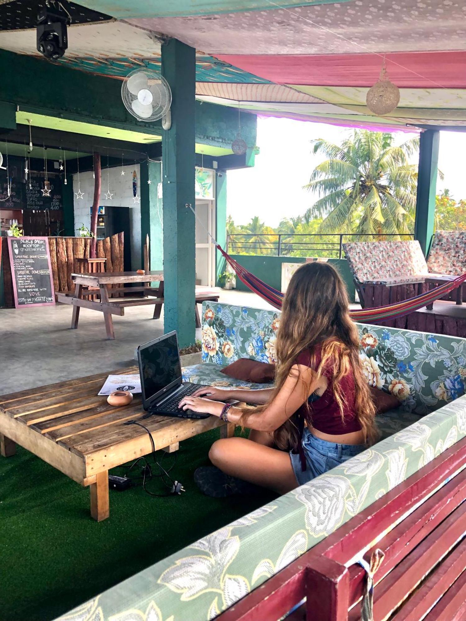 Beach Break Surf Hostel เวลิกามา ภายนอก รูปภาพ
